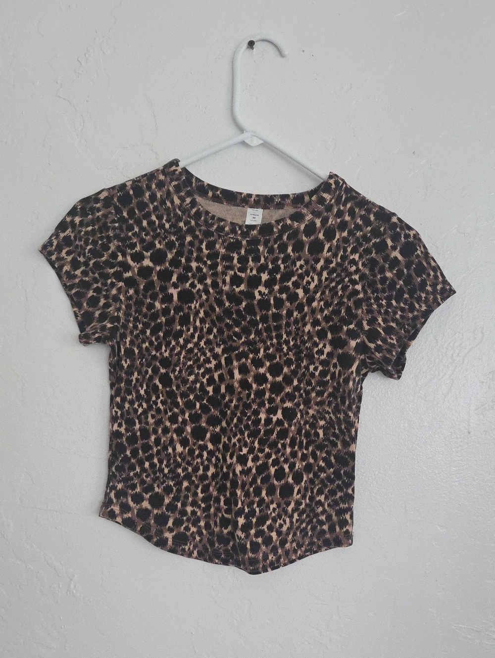 Leopard-Print Short Sleeve Tee in Brown
